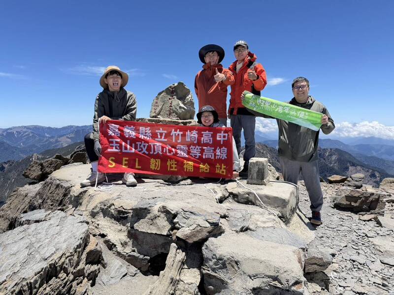 竹崎高中串連校友登頂玉山 SEL與山林教育化為終身學習