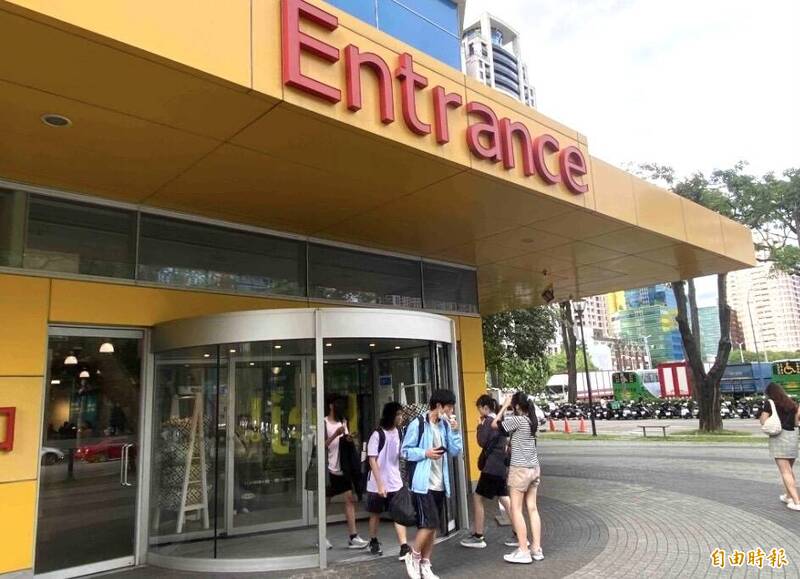 IKEA台中店突停電 消費者受驚、台電：賣場機電設備故障