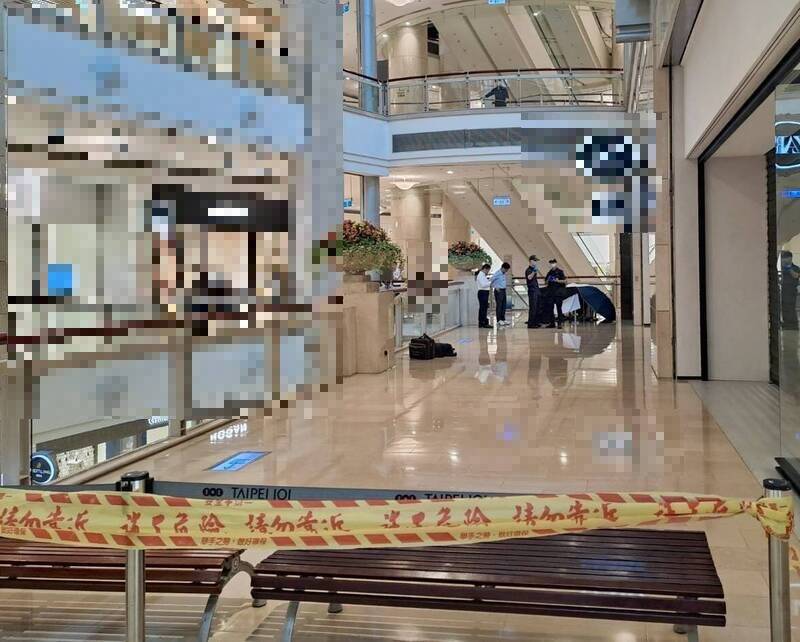 台北101購物中心今天發生一起墜樓事件，警方圍起封鎖線採證。（記者姚岳宏翻攝）