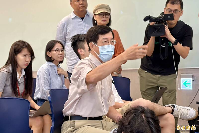 「你講的會計法規我比你還懂!」廖繼斌開嗆聲援蕭、王旁聽民眾