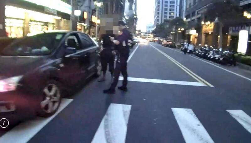 中壢男斑馬線違停神情異常 警查獲安非他命、毒品快篩陽性