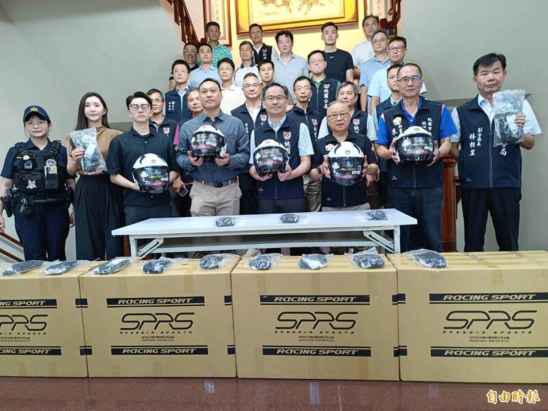 桃警獲贈防割手套、安全帽 降低第一線員警執勤受傷風險