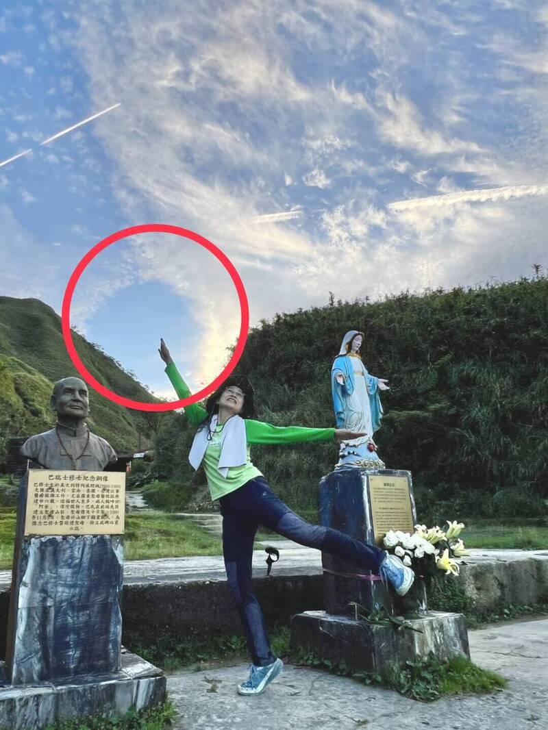天空破大洞?山友宜蘭抹茶山擺拍 意外捕捉罕見「雲洞」