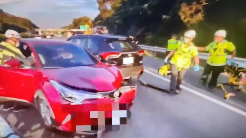 國3新竹北上車禍回堵3公里 3人輕傷、準媽媽腹部疼痛就醫