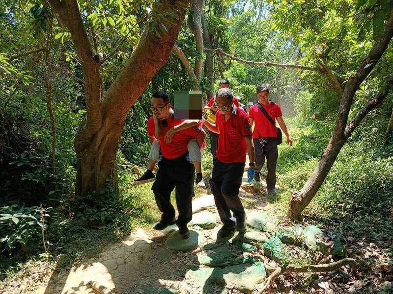 小心熱傷害!女山友蘭潭步道健行突胸悶 嘉市消防員背下山送醫