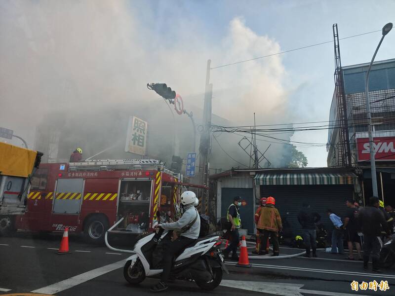屏東枋寮五岔路口照相館大火 下班尖峰濃煙蔽日車輛慢速通行