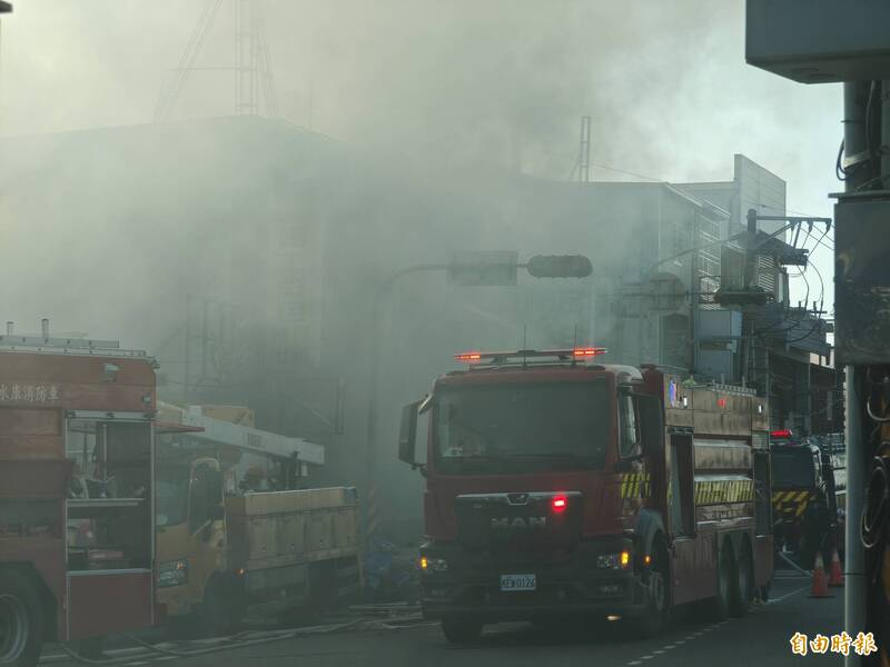大批消防車到場灌救後，約在晚間8時控制住火勢，消防員並進場搜索是否有人受困火場。（記者陳彥廷攝）