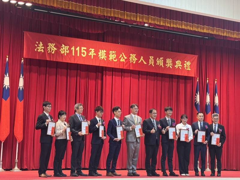 法务部长郑铭谦（右五）颁奖表扬法务部模范公务人员得主。（台南地检署提供）