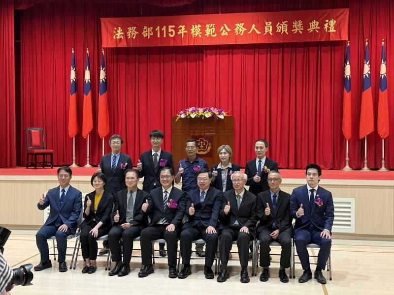 法务部长郑铭谦（前左四）颁奖表扬法务部模范公务人员得主。（台南地检署提供）