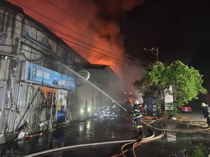 新北市淡水北投子山區今晚傳出工廠火警，因當地火源缺乏，加上不具有防火時效，消防調集水源全力灌救中。（記者吳仁捷翻攝）