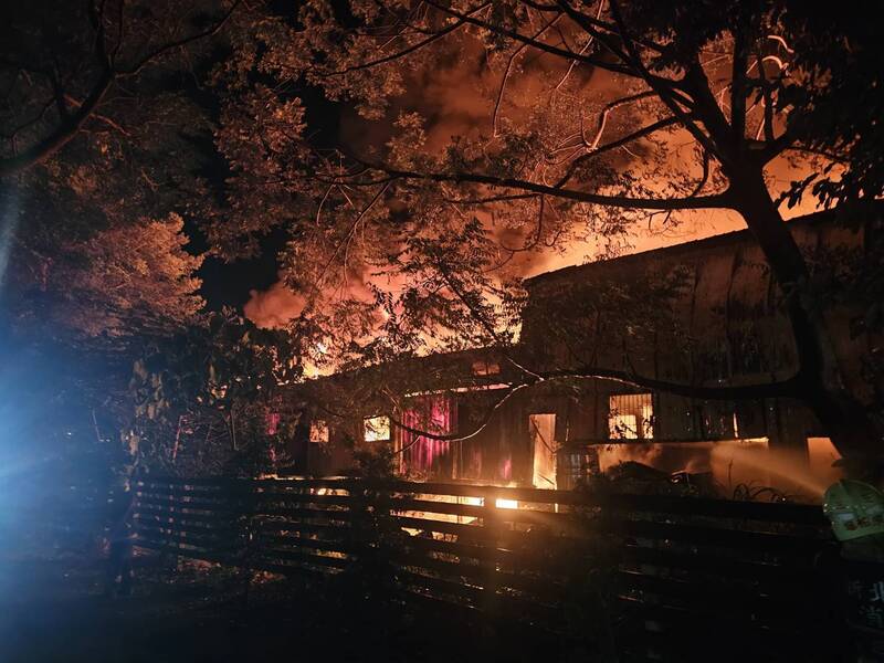 淡水北投子山區鐵皮工廠烈焰衝天，水源缺乏出動上百人救災。（民眾提供）