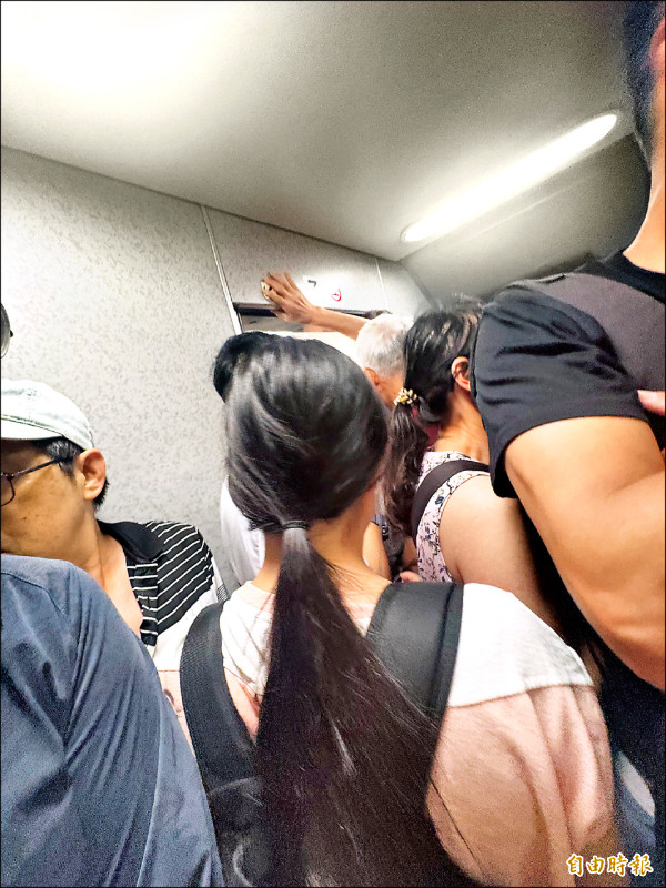 高鐵桃園站旅客上車時相當擁擠。（記者侯家瑜攝）