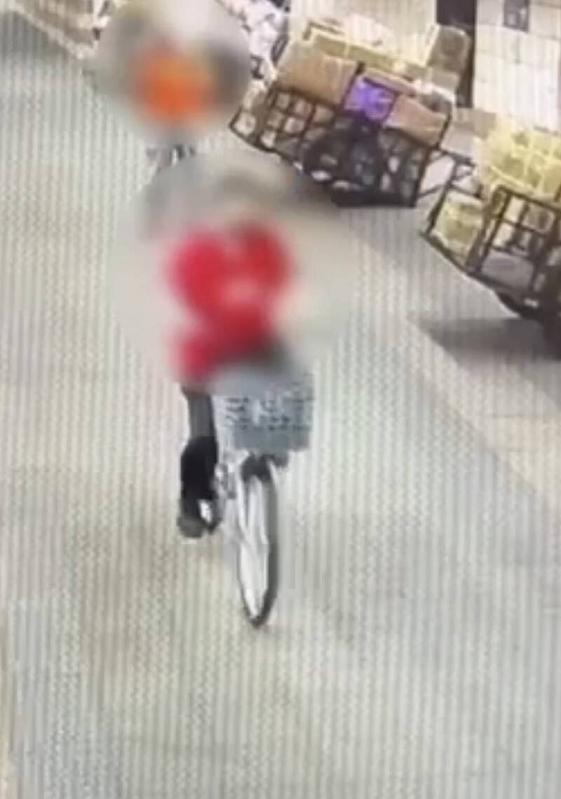 奇!婦人騎腳踏車悠然穿梭萬華車站月台 巡站人員未發現與制止