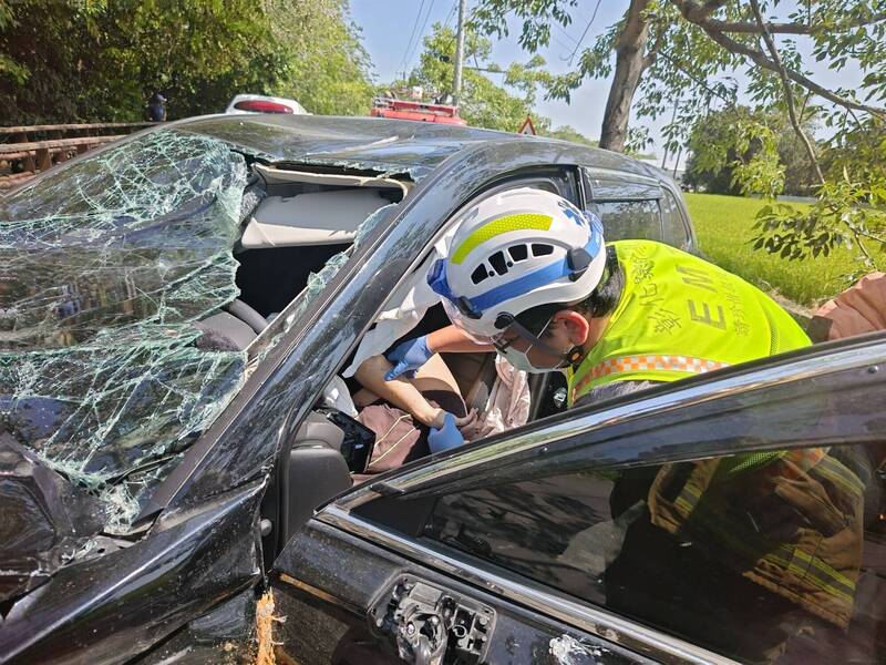 彰化埤頭木棉花道轎車自撞路樹 駕駛倒臥方向盤送醫不治