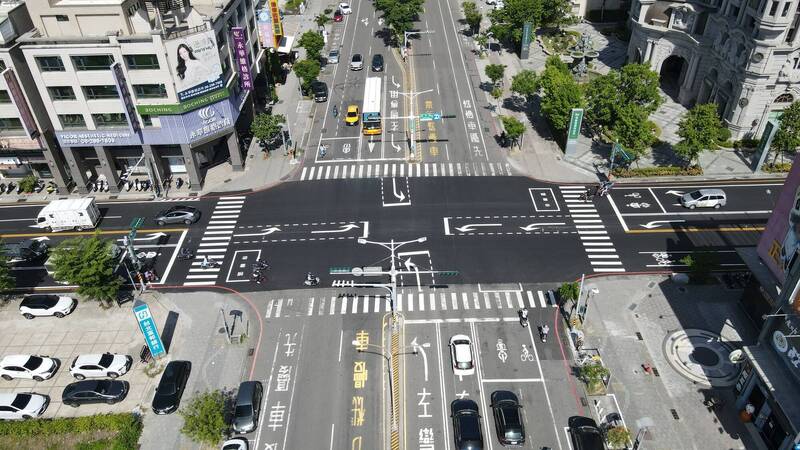 安平「路平」迎運河百年 華平路170孔蓋下地超有感