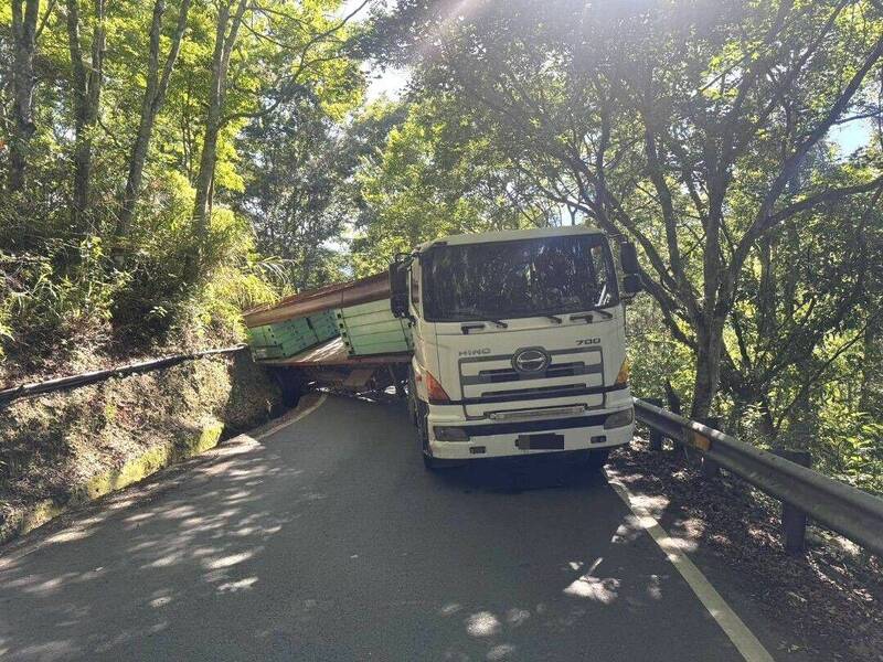 南投鋼樑拖板車「輪」陷擋道 仁愛親愛聯外一度中斷