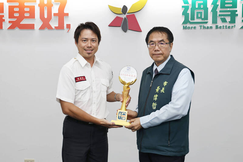 休假吃夜市也衝第一線!南消張家傑勇救患者搶命獲獎