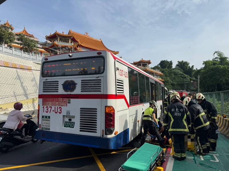 老夫妻騎車自撞、妻摔落遭公車撞上捲車底 堆高機救人
