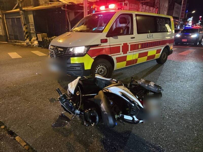 鳴笛救人遇車禍!花蓮救護車執勤過路口 騎士攔腰撞擦傷