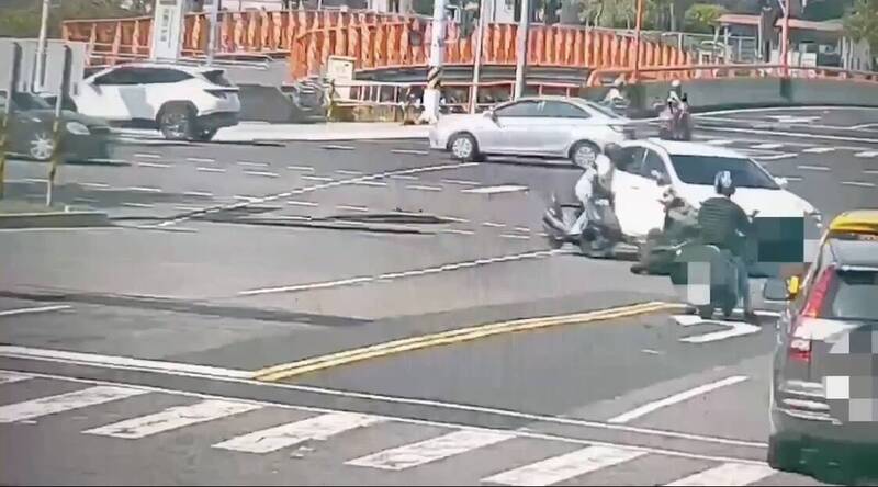 2女撞上疑違規右轉轎車 騎士氣炸坐地「怒指號誌」