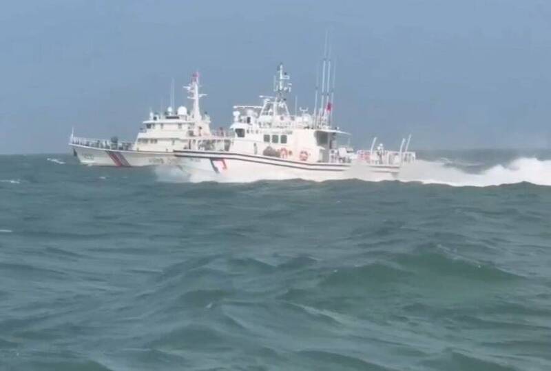 中國4海警船一路縱隊闖金門 海巡強勢喊話驅離