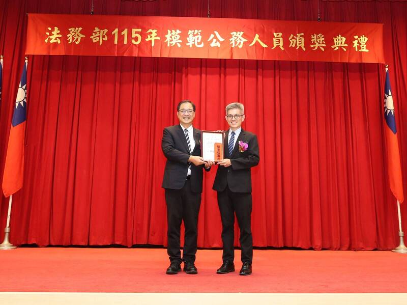 打詐、緝毒績效卓著 中檢何建寬、林思蘋獲頒「模範公務人員」