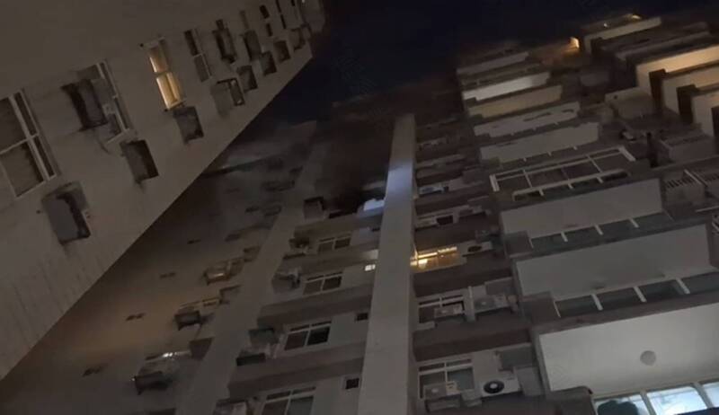 北市汀州路住宅大樓深夜火警黑煙狂竄 屋主外出幸無傷亡