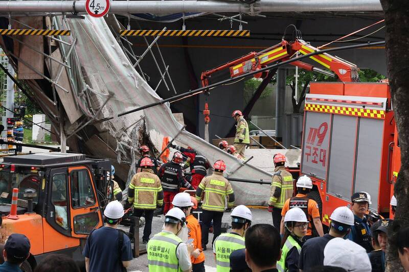 有員警表示：「首爾市政府正在對西小門高架橋進行拆除安全檢查時，該高架路面突然倒塌。」（美聯社）