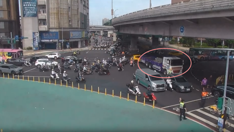 呼叫工程專家李四川!公館圓環大卡車擦撞小客車 擋路中央塞爆......