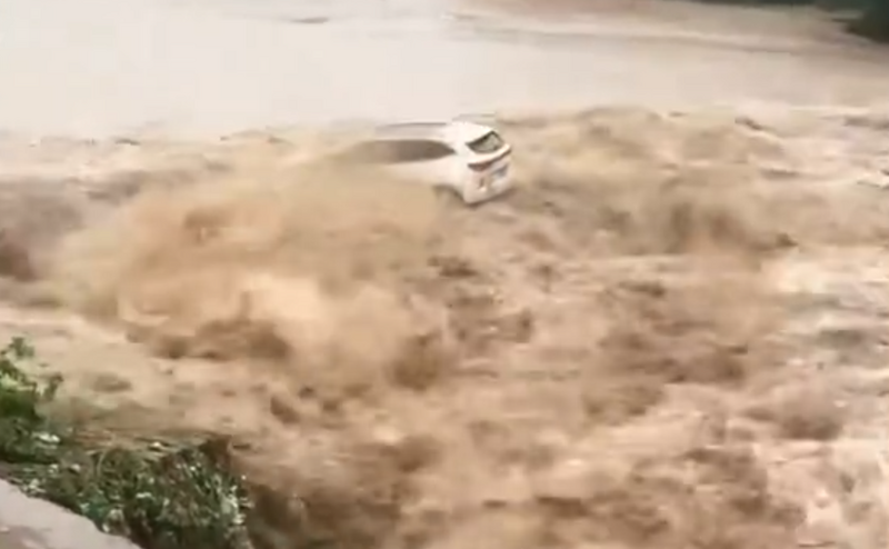 基建大國?中國湖北橋梁坍塌 車輛墜落被沖走