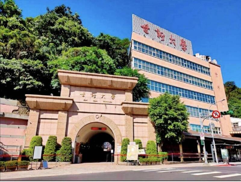 醉漢闖世新大學教室!提筆解「畢氏定理」 師生全看傻