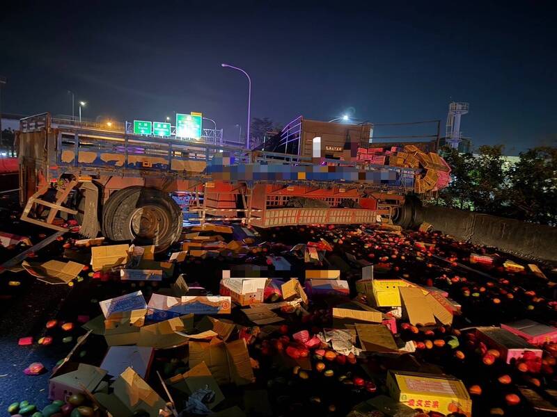 聯結車滿載芒果北上 深夜國1嘉義段失控撞護欄散落一地