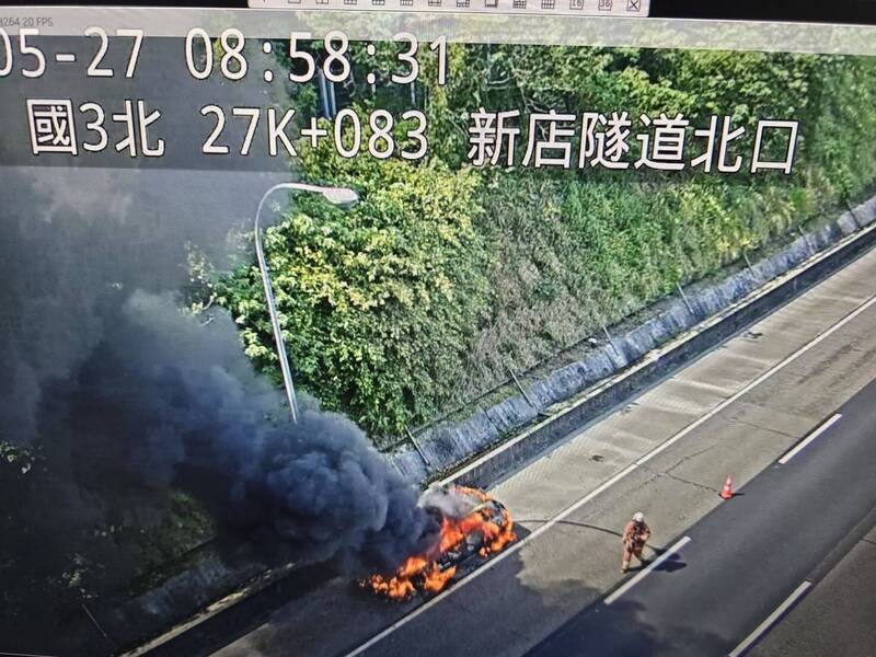 國3新店隧道北口火燒車 烈焰沖天駕駛倉皇逃生