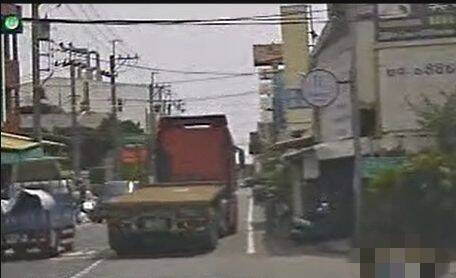 北斗工業區死亡車禍!7旬婦騎單車遭聯結車右轉輾斃 丈夫現場認屍崩潰