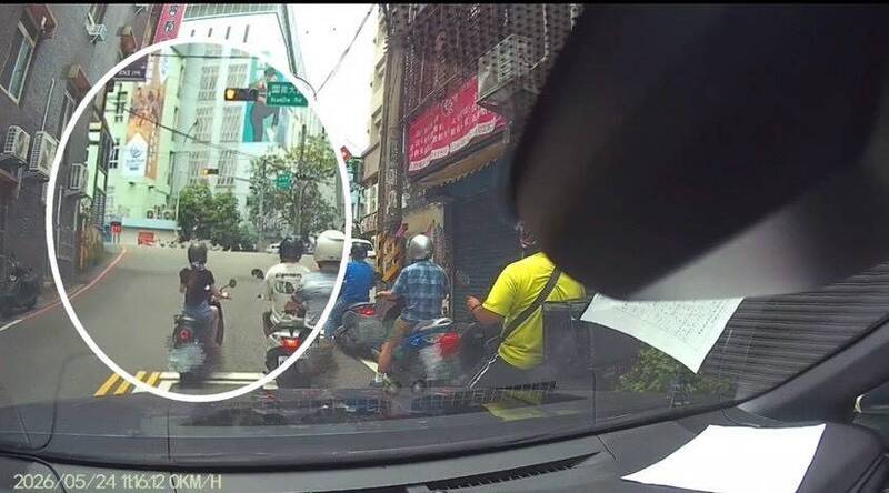 竹市女連闖紅燈、遇警加速逃逸!被追逮語無倫次 竟是大白天毒駕