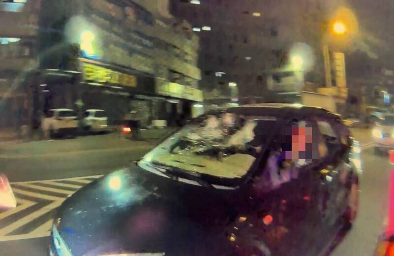 又是毒駕!擋風玻璃全碎還開車 遭起獲夾鏈袋辯「裝甜辣醬」