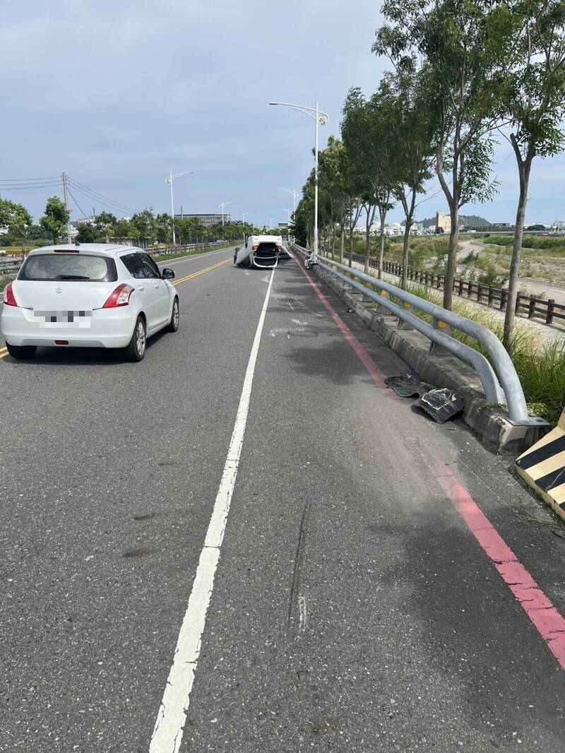 台東縣道翻車9旬男乘客受困 眾人熱心合力抬出