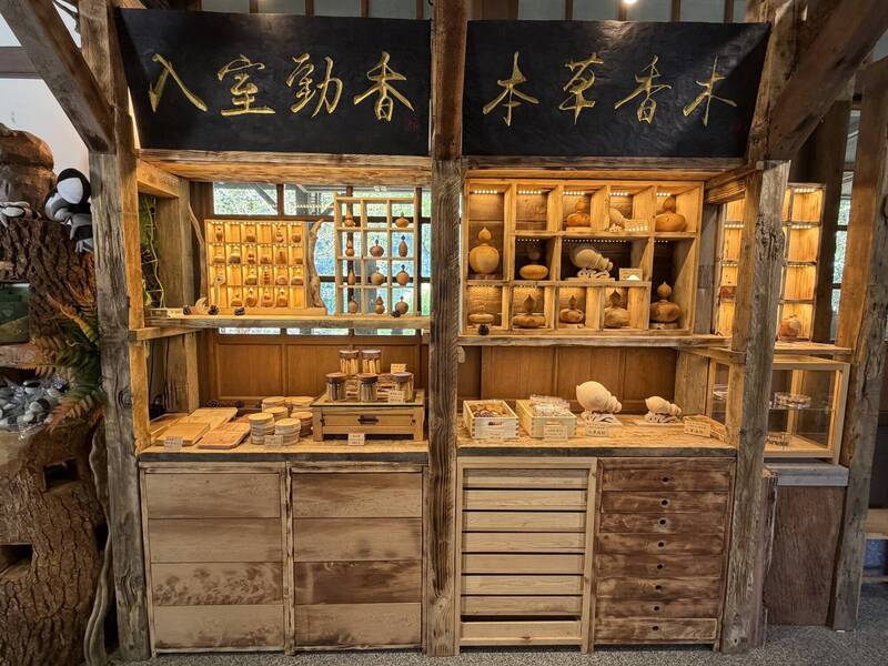 湖畔森林館充滿木質香氣與職人溫度的森林系空間。(圖由林保署宜蘭分署提供) 湖畔森林館充滿木質香氣與職人溫度的森林系空間。(圖由林保署宜蘭分署提供)