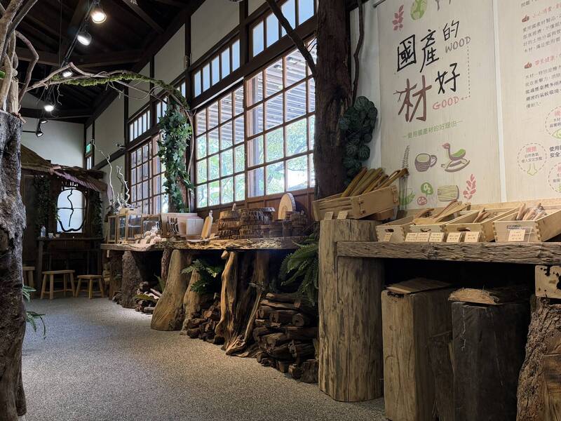 湖畔森林館的國產木材產品超過80%。(圖由林保署宜蘭分署提供) 湖畔森林館的國產木材產品超過80%。(圖由林保署宜蘭分署提供)