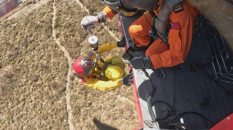山友挑戰大劍山跌傷「水晶體位移」恐失明 黑鷹直升機吊掛送醫