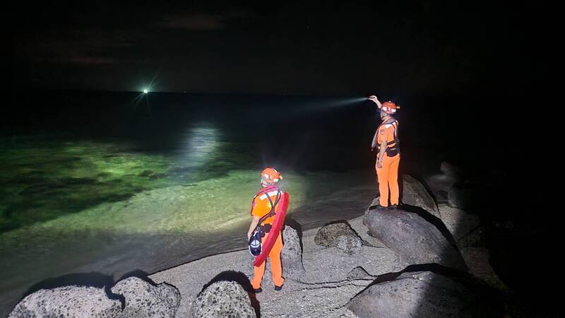 海巡署第十三巡防區沿著岸際進行搜尋。(民眾提供)