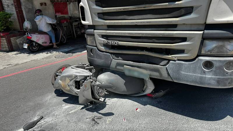 撞爛等紅燈老翁機車拖行250公尺 物流車司機慘了