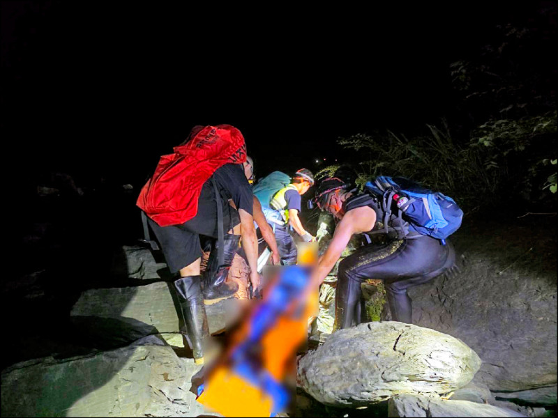 警消到場後，發現2人溺斃在南勢溪裡，已經沒有生命跡象，隨即將2人遺體抬上岸邊。（記者陸運鋒翻攝）