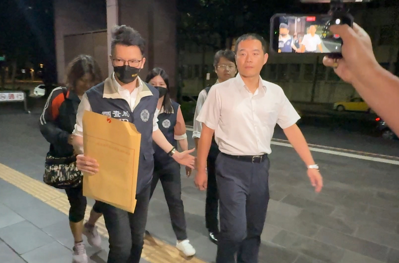 涉收賄幫鮑魚大亨鍾文智查個資 警政署公關室專員收押禁見
