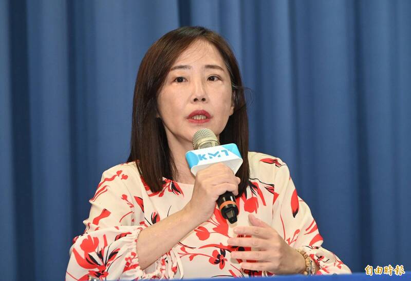 尹乃菁請辭文傳會主委 張育萌酸:豐功偉業是害李乾龍被傳喚