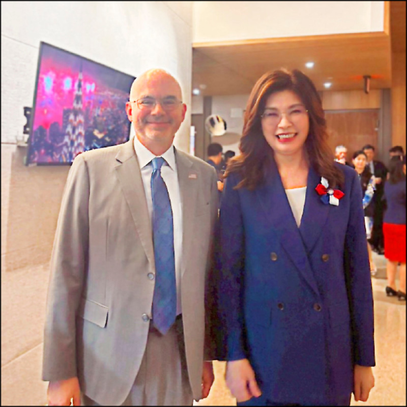 國民黨主席鄭麗文昨應邀出席美國在台協會舉辦的美國國慶酒會。她在臉書表示，自己即將訪美，非常感謝谷立言處長的祝福與鼓勵，盼能透過交流與對話，與美各界完整說明國民黨立場，深化彼此理解與信任。（圖取自鄭麗文臉書）
