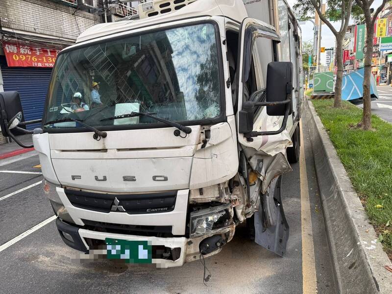 士林小貨車清晨失控自撞 變電箱遭撞翻倒路中