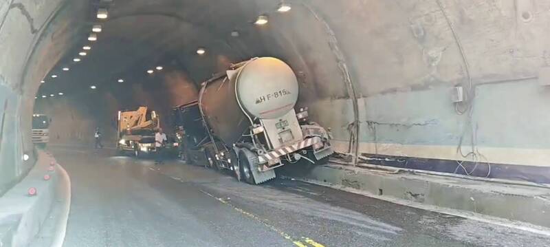 駕駛疑恍神 台2線鼻頭隧道水泥曳引車失控自撞山壁