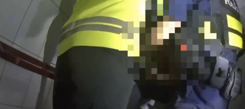 毒品通緝犯拒捕爬窗懸空 基警噴辣椒水壓制落網