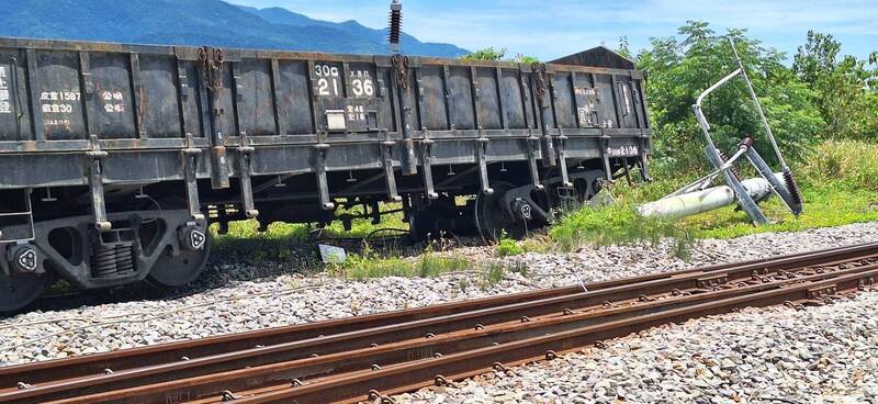 台鐵池上站調度貨車出軌撞電桿 花蓮富里-台東關山公路接駁